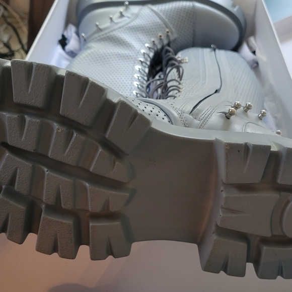 Brand new boots ! - Picture 3 of 3